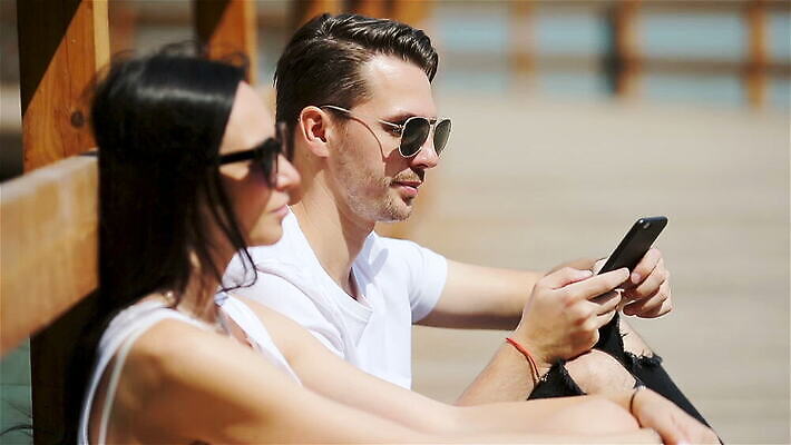 학생 라이프스타일 커플 공원 여자 남자 인터넷 통신 모바일 휴가 세포 함께함 사람 앉기 성인 야외 두명 친구 스마트폰 핸드폰 유행 우주 우정 메시지 연결 전화기 그림 소셜 네트워킹 MOV 해외동영상 클립영상 공공시설 컨셉 관계 모션 생활 전자제품 스마트기기 네트워크 동영상 파일형식