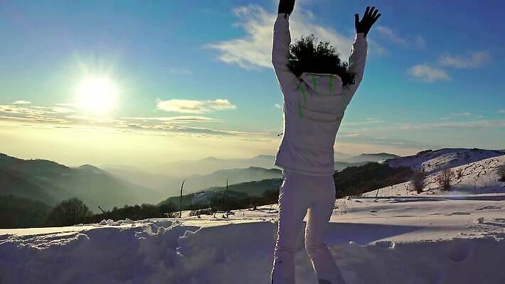 라이프스타일 여자 행복 무기 스포츠 여행 겨울 자연 하늘 성공 산 건강 사람 성인 사람없음 야외 트래킹 활발 하이킹 자유 우승 정상 산악가 절정 하이커 4K HD MP4 해외동영상 클립영상 계절 감정 컨셉 레저 생활 최고 생태계 동영상 파일형식