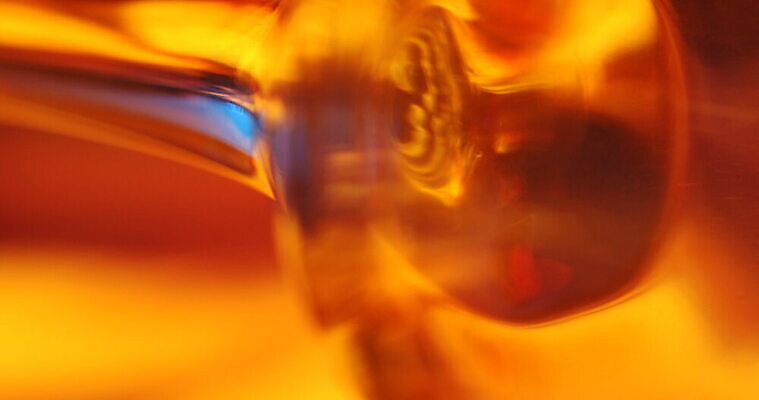 디자인 컬러 백그라운드 패턴 유리 추상 조명 미술 사람없음 장식 물 뷰티 반사 노란색 디지털 젖음 추위 물방울 닫기 소프트포커스 브레이크 크리스탈 빗방울 질감 다이아몬드 유리그릇 블러 블러효과 새기다 인공 비어있는 4K MOV 해외동영상 클립영상 자연요소 그릇 무늬 모션 재질 문화예술 촬영기법 비_날씨 광석 보석 동영상 파일형식 효과