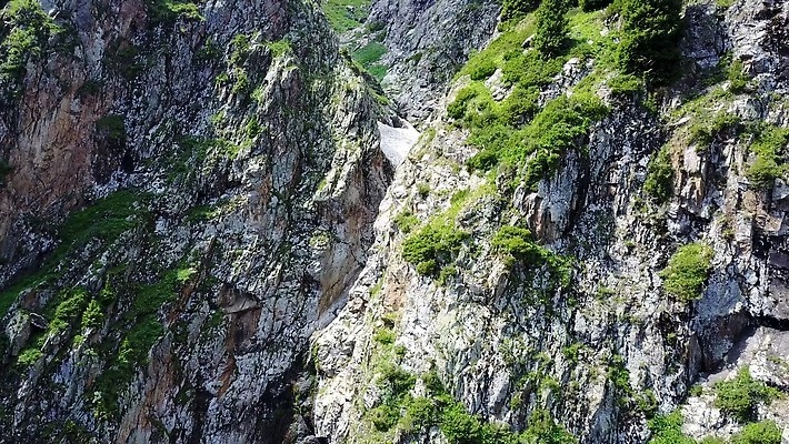 나무 여행 자연 산 안테나 경사 사람없음 야외 초록색 물 강 태양 골짜기 냉동 얼음 검은색 힘 폭포 하이킹 추위 흰색 동굴 정상 숲 언덕 즐거움 빙하 내추럴 항공촬영 드론 절정 힘찬 가문비나무 4K MP4 해외동영상 클립영상 자연요소 식물 감정 뷰포인트 컬러 컨셉 통신 레저 생태계 동영상 파일형식