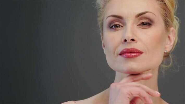 모델 응시 여자 얼굴 백그라운드 실내 건강 한명 미소 금발 뷰티 섹시 유행 화장품 회색 신선 화려 우아함 속눈썹 피부 순수 입술 피부관리 열정 부드러움 내추럴 고립 돌봄 스타일 MP4 해외동영상 클립영상 1 헤어스타일 시선 감정 컬러 컨셉 모션 표정 사람 내부 신체부위 감각 눈썹 동영상 파일형식