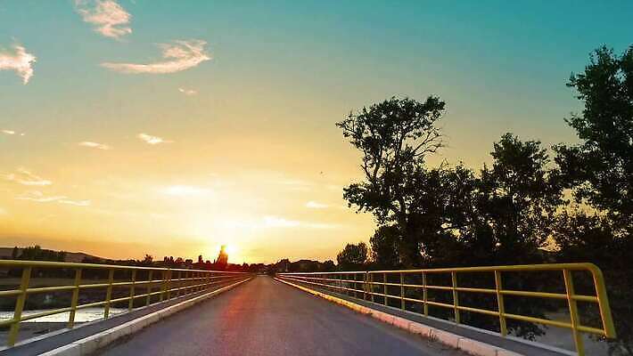 도로 선 여행 백그라운드 이동 곡선 교통시설 모션 자동차 추상 사람없음 울타리 태양 금속 황혼 일몰 운전 시골 오픈 고급 소프트포커스 오픈카 속도 질감 회전 과속 블러 선로 자동 1인칭시점 비어있는 4K MP4 해외동영상 클립영상 자연요소 시선 길 육상교통 교통 컨셉 무늬 승용차 재질 촬영기법 담장 노을 시설 동영상 파일형식
