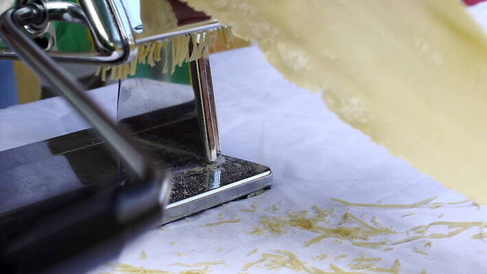 손 여자 줄 음식 빵 탁자 추상 주택 건조 파스타 건강 스파게티 관리 사람 사람없음 햇빛 노란색 기계 이탈리아 면 업무 수프 자르기 시리얼 국수 반죽 만들기 밀가루 라비올리 라자냐 마카로니 이스트 특별함 핸드메이드 토르텔리니 4K MOV 해외동영상 클립영상 유럽 컬러 가구 컨셉 무늬 모션 서양음식 건물 신체부위 태양 면류 작업 이탈리아음식 가루 동영상 파스타면 파일형식