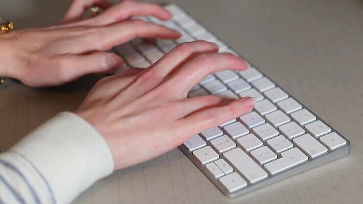 직업 손 여자 남자 인터넷 회사 비즈니스 사업가 통신 손가락 노동자 직장 기술 사람 사람없음 노트북 전자제품 컴퓨터 사무실 자료 정보 타이핑 키보드 업무 네트워크 쥐 경영자 바쁨 클릭 비서 온라인 경영 입력 정중 키패드 프로그래밍 4K MOV 해외동영상 클립영상 컨셉 신체부위 작업 설치류 리더 동영상 개발 파일형식