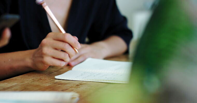 여자 남자 탁자 무선통신 설계 아이디어 실내 앉기 동양인 20대 사람없음 두명 스마트폰 펜 기록 연결 동료 통화 나눔 나란히 남아프리카 케이프타운 혼혈 4K MOV 해외동영상 클립영상 가구 컨셉 통신 관계 모션 아프리카 사람 인종 청년 내부 핸드폰 스마트기기 필기구 다문화 동영상 남아프리카공화국 파일형식