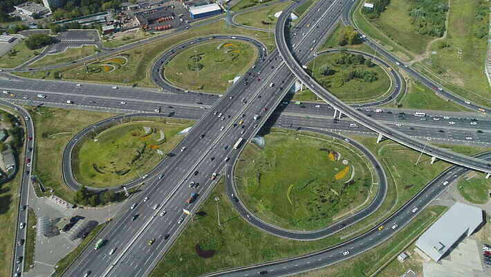 도로 교통수단 나비 교통시설 자동차 안테나 사람없음 세로 맑음 도시 고가도로 고속도로 헬리콥터 정상 교차로 고도 갸우뚱 항공촬영 드론 모스크바 복잡 4K MOV 해외동영상 클립영상 길 육상교통 뷰포인트 곤충 교통 컨셉 통신 모션 날씨 비행기 시설 러시아 동영상 파일형식