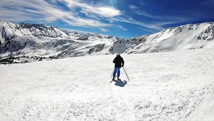 백인 계절 남자 유럽 스포츠 여행 포즈 겨울 모션 자연 하늘 휴가 스키 산 경사 성인 취미 야외 파란색 태양 냉동 얼음 이탈리아 재킷 에너지 추위 자유 덮개 흰색 시원함 가루 속도 회전 알프스 스키선수 느림 무료 무임승차 카피스페이스 MP4 해외동영상 클립영상 자연요소 서양인 나라 컬러 컨셉 겨울스포츠 운동선수 사람 공백 외투 뚜껑 승차 생태계 동영상 파일형식