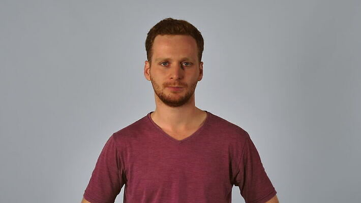 백인 1 남자 감정 얼굴 스트레스 한명 사람 20대 성인 앞모습 빨간색 30대 고통 슬픔 폭력 좌절 상처 생강 빨간머리 우울증 밀레니얼 4K MOV 해외동영상 클립영상 서양인 헤어스타일 뷰포인트 컬러 컨셉 채소 청년 신체부위 장년 경제 질병 사회이슈 동영상 파일형식