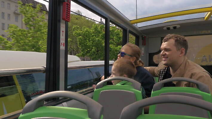 백인 응시 행복 유럽 아들 어린이 여행 가족 엄마 휴가 버스 3 사람 소년 성인 여행객 도시 비엔나 오스트리아 아빠 승차 4K MOV 해외동영상 클립영상 서양인 시선 남자 감정 나라 육상교통 관계 모션 대중교통 동영상 파일형식