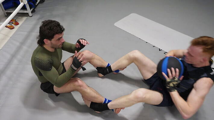 백인 라이프스타일 남자 스포츠 2 신체 공 근육 휴식 바닥 함께함 건강 사람 성인 두명 건물 운동 숫자 힘 활발 보디빌딩 연습 클럽 체육관 역도 몸통 복근 운동가 MOV 해외동영상 클립영상 서양인 문자 건축물 컨셉 생활 신체부위 헬스 동영상 파일형식