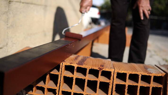 직업 손 산업 컬러 백그라운드 컨셉 노동자 주택 손잡이 사람 사람없음 건물 장식 빨간색 인테리어 금속 검은색 힘 페인트 장비 도시 붓 업무 수리 보호 땅 수집 부식 롤러 페인트붓 화가 반대 유지 계약자 니스 방법 업그레이드 옛날 재주꾼 철강 4K MOV 해외동영상 클립영상 건축물 디자인 재질 신체부위 작업 계약 동영상 파일형식