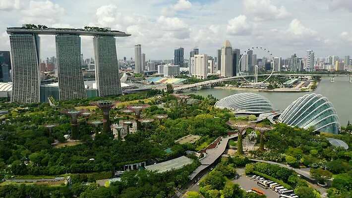 나무 식물 여행 건축양식 자연 유리 하늘 호텔 안테나 건강 동양인 사람없음 건물 초록색 물 도시풍경 모래사장 고층빌딩 도시 만 센터 고급 땅 스카이라인 발견 싱가폴 드론 랜드마크 인기 조감도 그리너리 4K MP4 해외동영상 클립영상 자연요소 건축물 건축 아시아 바다 컬러 컨셉 통신 재질 숙소 인종 풍경 빌딩 생태계 동영상 파일형식 트랜드컬러