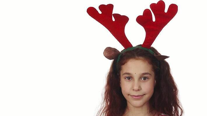 스튜디오촬영 여자 행복 어린이 크리스마스 가족 휴가 사슴 새해 기념 뿔 실내 선물 한명 미소 웃음 장식 빨간색 초록색 상자 장난감 산타클로스 파티 머리 어둠 기쁨 흰색 축하 시간 12월 피부 만족 흰배경 가면무도회 무료 크리스마스이브 4K MOV 해외동영상 클립영상 1 기념일 감정 컬러 백그라운드 컨셉 포유류 관계 표정 사람 이벤트 내부 신체부위 날짜 동영상 무도회 파일형식