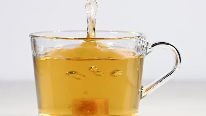 1 음료 백그라운드 부분 모션 유리 건강 사람없음 옆모습 컵 초록색 갈색 노란색 회색 흰색 물방울 뜨거움 액체 던지기 닫기 달콤 떨어짐 설탕 먹기 허브 가득함 큐브 준비 각도 느림 우롱차 MOV 해외동영상 클립영상 식물 식기 뷰포인트 컬러 컨셉 재질 차_음료 맛 동영상 파일형식