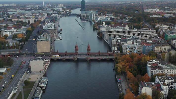 유럽 건축양식 하늘 거리 독일 풍경 사람없음 건물 물 빛 강 도시풍경 여행객 탑 일몰 기차 도시 도심 전철 야간 장면 베를린 스카이라인 항공촬영 랜드마크 수도권 옛날 조감도 4K 설정숏 MOV 해외동영상 클립영상 자연요소 건축물 건축 나라 육상교통 뷰포인트 대중교통 촬영기법 사람 노을 지역 동영상 파일형식