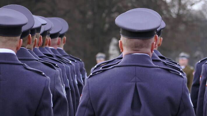 무기 선 이동 유니폼 부츠 경비 사람 이벤트 사람없음 야외 축제 힘 총 자유 축하 그룹 의식 보호 연습 군용 싸움 잔치 보안 광택 육군 질서 전사 폴란드 규율 송곳 장교 전국 줄서기 특공대 특별함 치프 4K MOV 해외동영상 클립영상 옷 유럽 신발 컨셉 모션 군대 안전 예절 동영상 특수부대 파일형식