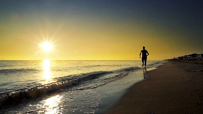 1 라이프스타일 남자 실루엣 모래 스포츠 바다 포즈 모션 건강 사람 성인 사람없음 야외 물 파란색 달리기 조깅 운동 태양 숫자 반사 일출 황혼 일몰 몸무게 저녁 날씬함 연습 속도 느림 달리기선수 양발 MOV 해외동영상 클립영상 자연요소 문자 컬러 촬영기법 생활 노을 야간 몸매 육상선수 동영상 파일형식
