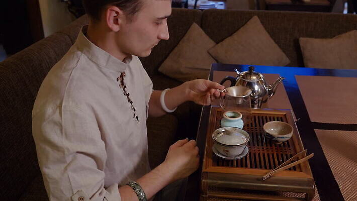 전통 라이프스타일 아시아 문화 음료 탁자 한명 사람 동양인 컵 초록색 물 세트 일본 중국 화목 장비 공구 뜨거움 사발 붓기 차 맛 녹차 허브 준비 냄새 아로마 서빙 동쪽 주인 유리주전자 내추럴 도예가 투입 4K MOV 해외동영상 클립영상 자연요소 식물 직업 1 식기 나라 컬러 가구 컨셉 모션 유리 주전자 인종 생활 차_음료 도구 사기그릇 방향 동영상 파일형식