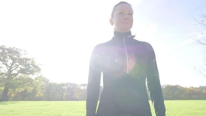 백인 라이프스타일 공원 여자 행복 스포츠 중년 포즈 건강 한명 사람 성인 야외 운동복 달리기 조깅 운동 활발 손목시계 연습 에어로빅 달리기선수 바디케어 크로스컨트리 웨어러블 자극 MP4 해외동영상 클립영상 서양인 1 옷 공공시설 감정 시계 컨셉 장신구 모션 생활 춤 육상선수 동영상 파일형식