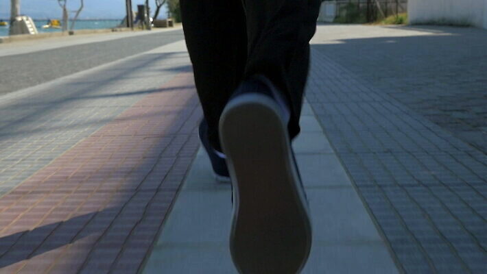 라이프스타일 스포츠 바다 운동화 발 아침 휴가 거리 건강 사람 성인 해변 야외 신체부위 물 운동복 달리기 조깅 운동 도시 보행로 타일 연습 휴양지 운동가 MOV 해외동영상 슬로모션 클립영상 주간 자연요소 옷 길 신발 모션 촬영기법 생활 장소 동영상 파일형식