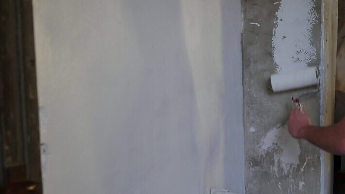 직업 손 벽 컬러 백그라운드 가사 자국 노동자 아파트 주택 실내 한명 사람 내부 장식 인테리어 페인트 방 장비 흰색 공구 붓 업무 점 바퀴 변화 수리 인쇄 서비스 그림 롤 롤러 페인트붓 화가 고립 선로 업그레이드 4K MP4 해외동영상 클립영상 1 디자인 컨셉 건물 신체부위 도구 작업 동영상 파일형식