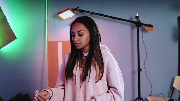 직업 캐릭터 실내 웃음 장식 세명 빛 세트 장비 총 배우 발사 승무원 필름 영화 장면 다인종 동영상 책임자 파열 반사경 프로듀서 4K MOV 해외동영상 슬로모션 클립영상 무기 문화예술 촬영기법 표정 사람 인종 내부 연예인 파일형식