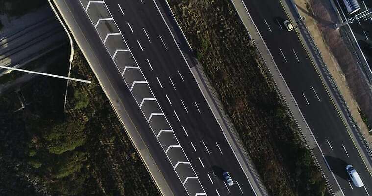 공공시설 도로 길 이동 교통시설 자동차 안테나 사람없음 운전 도시 고가도로 고속도로 방향 교차로 속도 바쁨 머리위 항공촬영 드론 루트 방법 조감도 줄서기 4K MOV 해외동영상 클립영상 육상교통 뷰포인트 교통 컨셉 통신 모션 시설 동영상 파일형식