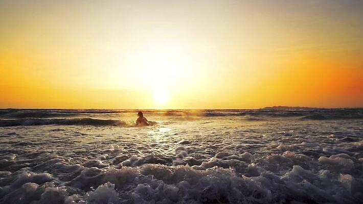 모델 라이프스타일 여자 행복 감정 파도 바다 여행 신체 모션 자연 휴가 사람 사람없음 빛 비키니 햇빛 태양 섹시 유행 일출 새벽 활발 기쁨 자유 흰색 춤 날씬함 싱글 긍정 느림 내추럴 완벽 히피 MP4 해외동영상 슬로모션 클립영상 자연요소 수영복 컬러 컨셉 문화예술 촬영기법 생활 노을 몸매 생태계 동영상 파일형식