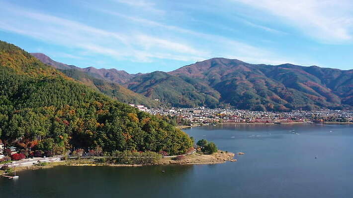 나무 식물 아시아 호수 컬러 여행 단풍 잎 겨울 자연 하늘 아침 산 안테나 사람없음 빨간색 물 파란색 빛 일본 도시 보트 숲 11월 화산 후지산 드론 랜드마크 절정 조감도 4K MOV 해외동영상 클립영상 주간 자연요소 계절 나라 배_교통 통신 세계문화유산 날짜 생태계 동영상 파일형식