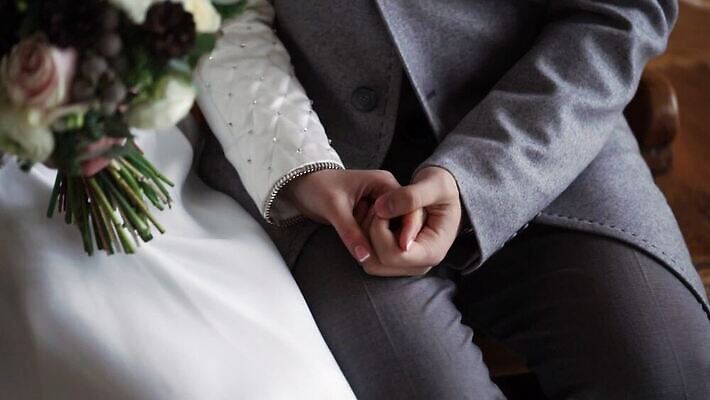 백인 손 커플 드레스 꽃 꽃다발 신랑 결혼 신혼부부 포옹 결혼식 털 실내 관리 사랑 귀여움 추위 흰색 축하 잡기 가운 MOV 해외동영상 클립영상 서양인 식물 부부 옷 감정 컬러 컨셉 관계 안기 모션 이벤트 내부 신체부위 신혼 동영상 파일형식