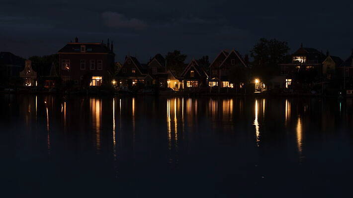 주택 사람없음 물 빛 강 반사 마을 어둠 야간 강가 네덜란드 타운 암스테르담 4K 타임랩스 MOV 해외동영상 클립영상 자연요소 유럽 촬영기법 건물 도시 동영상 파일형식