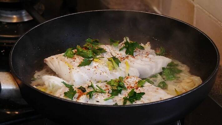 접시 음식 바다 조각 다이어트 재료 자연 건강 육류 어류 요리 사람없음 주방 식사 흰색 신선 맛 자르기 레몬 허브 해산물 크림 준비 날것 소금 내추럴 생식 오메가 맛있는 4K MP4 해외동영상 클립영상 식물 식기 컬러 컨셉 과일 식재료 모션 수중동물 생태계 동영상 파일형식