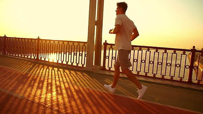 라이프스타일 옷 남자 스포츠 포즈 모션 아침 건강 한명 20대 성인 운동복 달리기 조깅 운동 햇빛 태양 일출 일몰 회색 광선 흰색 황금 연습 마라톤 느림 달리기선수 선로 철책 수평선 MOV 해외동영상 슬로모션 클립영상 주간 자연요소 1 컬러 촬영기법 사람 경기 청년 생활 노을 육상스포츠 육상선수 동영상 파일형식