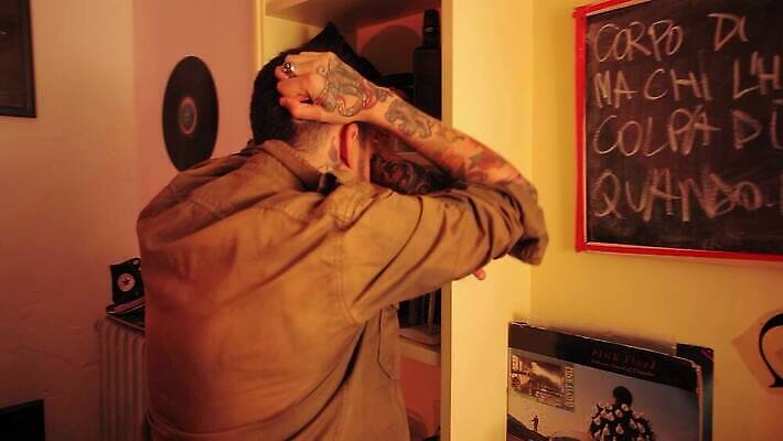 백인 라이프스타일 남자 감정 얼굴 백그라운드 스트레스 주택 한명 사람 소년 성인 슬픔 표현 실패 좌절 고독 충돌 만취 버리기 고민 문제 빈털터리 나쁜 깨짐 우울증 위기 트러블 헬프 혼자 4K MP4 해외동영상 클립영상 서양인 1 어린이 컨셉 모션 건물 생활 신체부위 도움 질병 동영상 술취함 파일형식