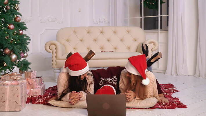 나무 백인 라이프스타일 딸 크리스마스 인터넷 가족 엄마 휴식 바닥 아파트 주택 말하기 대화 미소 웃음 사람 성인 내부 10대 세명 친구 노트북 쇼핑 컴퓨터 아빠 플랫 구매 무선전화기 즐거움 와이파이 온라인 거짓말 채팅 4K MOV 해외동영상 클립영상 서양인 식물 기념일 감정 컨셉 관계 모션 청소년 표정 건물 생활 전자제품 전화기 무선인터넷 동영상 파일형식