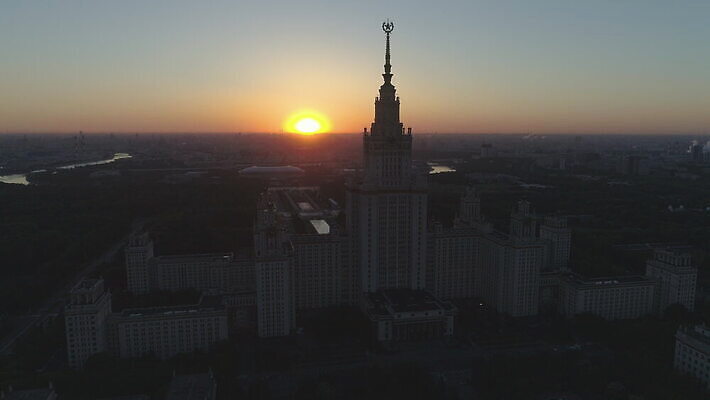 나무 공원 별 여행 건축양식 하늘 아침 안테나 파노라마 사람없음 여름 강 도시풍경 햇빛 태양 일출 탑 맑음 일몰 도시 저녁 대학교 상승 러시아 첨탑 스카이라인 드론 모스크바 소비에트 접근 4K MOV 해외동영상 클립영상 주간 자연요소 식물 건축물 계절 공공시설 건축 유럽 컨셉 통신 학교 날씨 촬영기법 풍경 노을 야간 동영상 파일형식