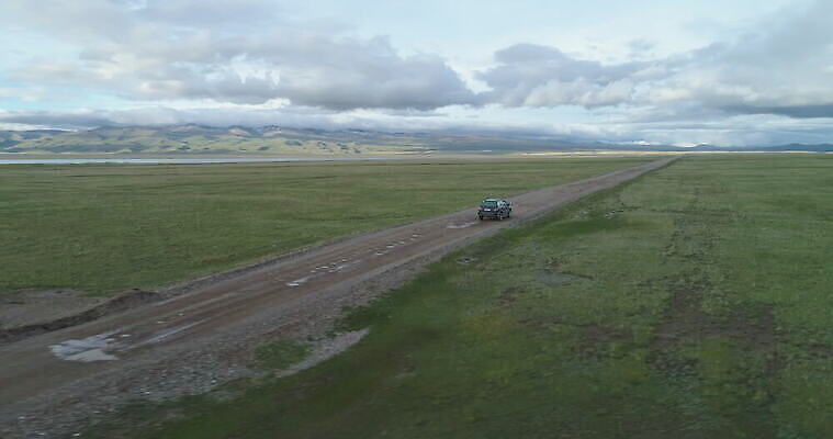 도로 호수 여행 자동차 하늘 사람없음 파란색 맑음 키르기스스탄 4K MOV 해외동영상 클립영상 길 육상교통 컬러 교통시설 날씨 동영상 중앙아시아 파일형식