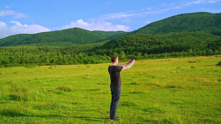 백인 라이프스타일 행복 여행 포즈 자연 휴가 산 한명 사람 풍경 초원 성인 여름 스마트폰 핸드폰 여행객 디지털 스크린 시골 잡기 셀프카메라 즐거움 나눔 온라인 동영상 블로거 블로그 소셜 소셜미디어 크리에이터 1인미디어 MOV 해외동영상 슬로모션 클립영상 서양인 직업 1 계절 감정 모션 촬영기법 생활 전자제품 스마트기기 사진촬영 생태계 방송 파일형식