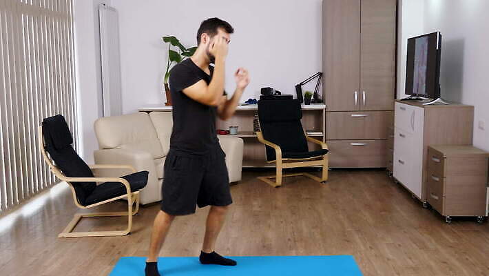 백인 라이프스타일 남자 스포츠 거실 신체 근육 주택 실내 건강 사람 성인 상자 운동 힘 권투 결심 집중 연습 싸움 근육질 킥복싱 타격 4K MOV 해외동영상 클립영상 서양인 컨셉 모션 내부 건물 생활 격투기 몸매 동영상 파일형식