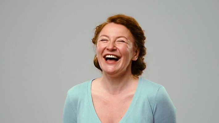 직업 캐릭터 1 응시 여자 감정 얼굴 성공 한명 미소 웃음 사람 성인 맑음 놀람 표현 유머 찡그림 변화 치아 개성 고립 코미디언 시리즈 표현성 4K MP4 해외동영상 클립영상 시선 컨셉 날씨 표정 신체부위 소화기관 동영상 파일형식