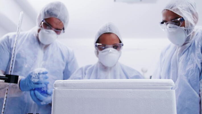 접시 여자 남자 과학 장갑 현미경 실험 작업복 사람 사람없음 치료 약 장비 추위 업무 실험실 바이러스 연기 보호 질병 연구원 과학자 분석 생물학 냉장고 튜브 공학 박테리아 발견 개발 냉동고 돌봄 백신 유전 4K MOV 해외동영상 클립영상 직업 식기 잡화 옷 교육 컨셉 의학 모션 실험기구 가전제품 작업 동영상 학자 파일형식