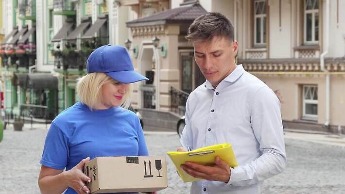 직업 산업 비즈니스 노동자 야외 두명 상자 글로벌 화물 표현 잡기 도시 업무 어플리케이션 배달원 구매 종업원 고객 서비스 사인 속도 딜러 패키지 질서 온라인 주소 서명 서류판 4K MOV 해외동영상 클립영상 모션 사람 쇼핑 사무용품 운송업 예절 작업 동영상 파일형식