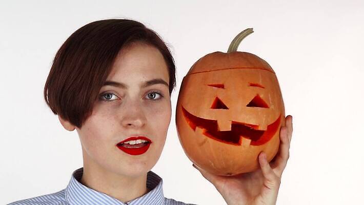 전통 라이프스타일 계절 여자 행복 감정 얼굴 조각 장난 호박 휴가 기념 실내 한명 미소 빨간색 파티 유행 희망 할로윈 립스틱 달력 가을 표현 대접 신비 무서움 기적 마녀 주말 마법 잭 목각 10월 고립 잭오랜턴 스타일 4K MOV 해외동영상 클립영상 1 컬러 컨셉 채소 표정 사람 이벤트 내부 생활 신체부위 화장품 날짜 동영상 파일형식