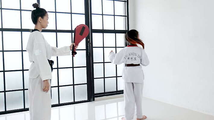 학생 커플 교육 남자 어린이 스포츠 포즈 운동화 유니폼 교실 학교 함께함 사람 동양인 두명 운동 교사 힘 경쟁 방 흰색 도구 무도 그룹 방어 공격 연습 태권도 체육관 싸움 주인 스트라이크 토너먼트 4K MOV 해외동영상 클립영상 직업 옷 컬러 신발 컨셉 관계 모션 건강 어류 인종 격투기 동영상 파일형식