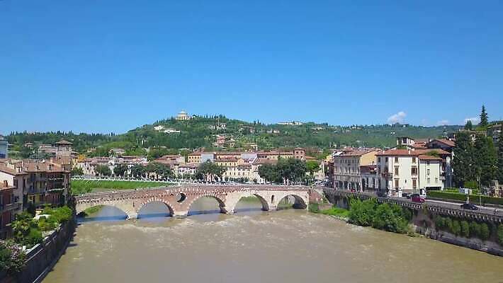 유럽 문화 건축양식 하늘 지붕 거리 주택 안테나 파노라마 풍경 사람없음 강 도시풍경 교회 탑 이탈리아 새벽 도시 센터 중세 역사 도심 옥상 타운 동영상 항공촬영 구시가지 드론 랜드마크 로마인 바실리카 베로나 옛날 조감도 수평선 4K MOV 해외동영상 클립영상 자연요소 건축물 건축 나라 뷰포인트 통신 종교건축 촬영기법 인종 건물 파일형식