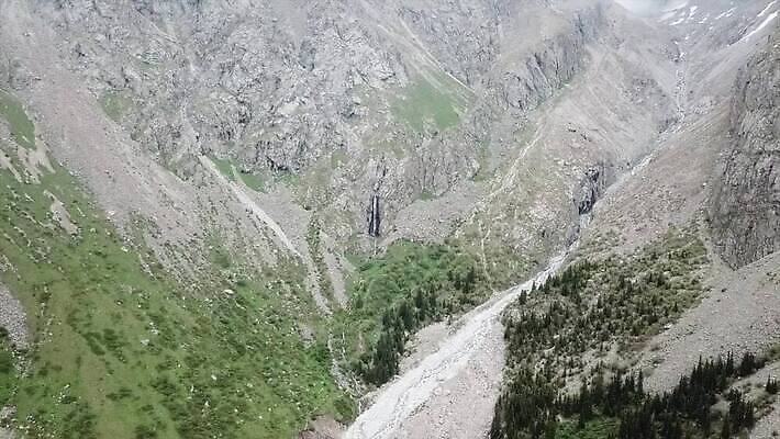 나무 여행 자연 휴가 산 안테나 사람없음 야외 초록색 물 강 골짜기 폭포 흐름 개울 황무지 정상 숲 언덕 암초 내추럴 드론 랜드마크 그리너리 키르기스스탄 MP4 해외동영상 클립영상 자연요소 식물 컬러 컨셉 통신 생태계 동영상 중앙아시아 파일형식 트랜드컬러