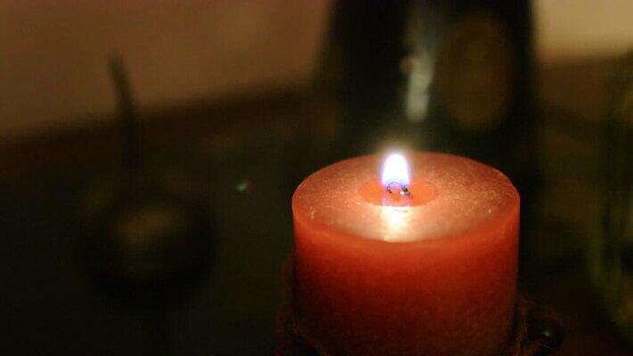 백그라운드 크리스마스 오렌지 촛불 불 사람없음 장식 빛 노란색 어둠 축하 영혼 닫기 야간 광 심지 왁스 화상 MOV 해외동영상 클립영상 자연요소 기념일 컬러 컨셉 과일 초 모션 상처 동영상 파일형식