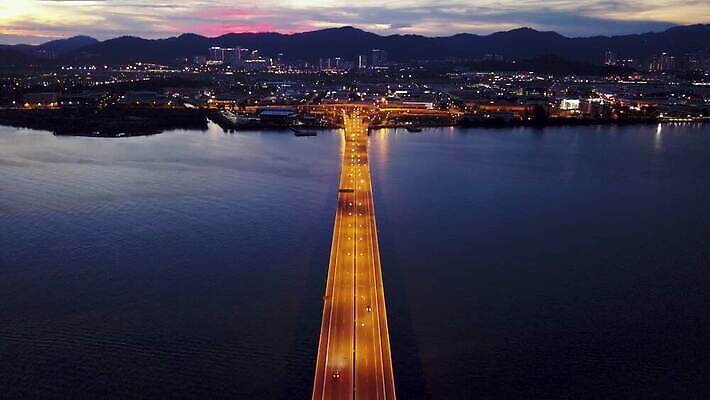 디자인 도로 바다 여행 건축양식 교통시설 자동차 하늘 안테나 풍경 사람없음 야외 파란색 환경 황혼 봄 산책 도시 고속도로 황금 속도 장면 말레이시아 내추럴 드론 웅장함 수평선 4K 페낭 MOV 해외동영상 클립영상 계절 건축 아시아 길 육상교통 컬러 교통 통신 휴식 일몰 시설 동영상 파일형식