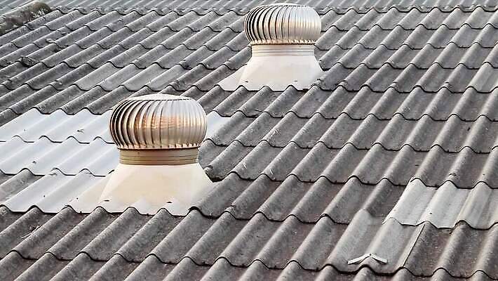 디자인 산업 건축양식 공장 지붕 바람 주택 굴뚝 경사 사람없음 야외 우주 금속 장비 뜨거움 부채 팬 칼날 은색 정상 시원함 옥상 창고 순환 회전 시스템 온도 환풍기 돌리기 되감기 배기가스 설치 철강 타격 MP4 해외동영상 클립영상 자연요소 건축 컬러 공업 모션 재질 날씨 건물 동영상 파일형식