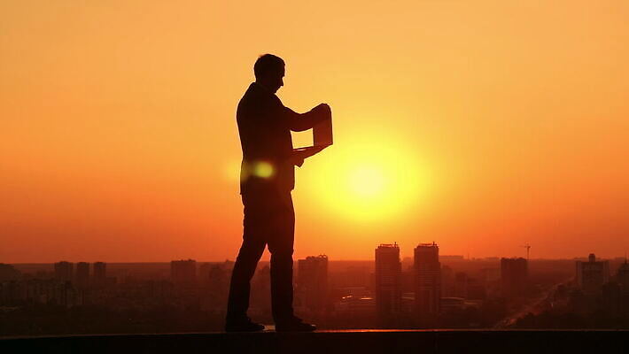직업 1 라이프스타일 남자 실루엣 오렌지 비즈니스 모션 자동차 하늘 성공 아침 노동자 따뜻함 한명 서기 사람 성인 야외 노트북 컴퓨터 태양 노란색 일출 일몰 새벽 광선 우승 업무 비즈니스맨 황금 정상 야간 타운 스카이라인 필승 수평선 4K MOV 해외동영상 클립영상 주간 자연요소 육상교통 컬러 컨셉 과일 촬영기법 생활 전자제품 노을 도시 최고 작업 직장인 동영상 파일형식